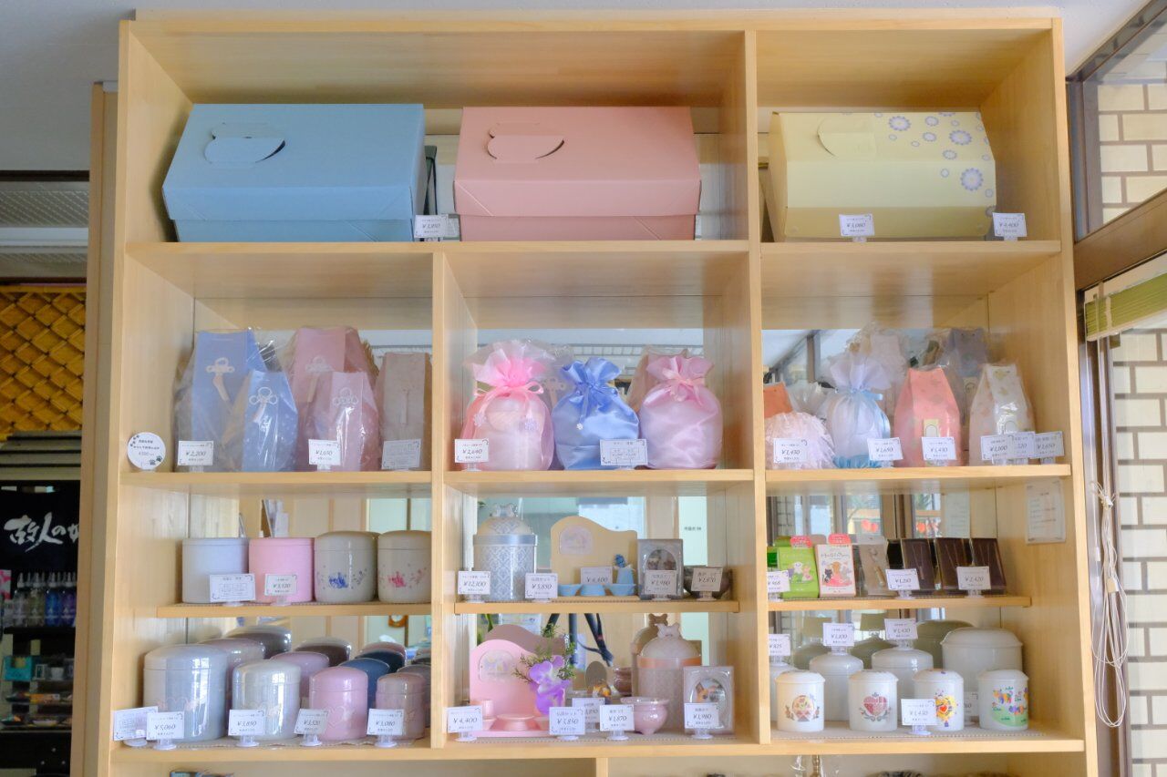 ペット供養品をたくさん展示しています