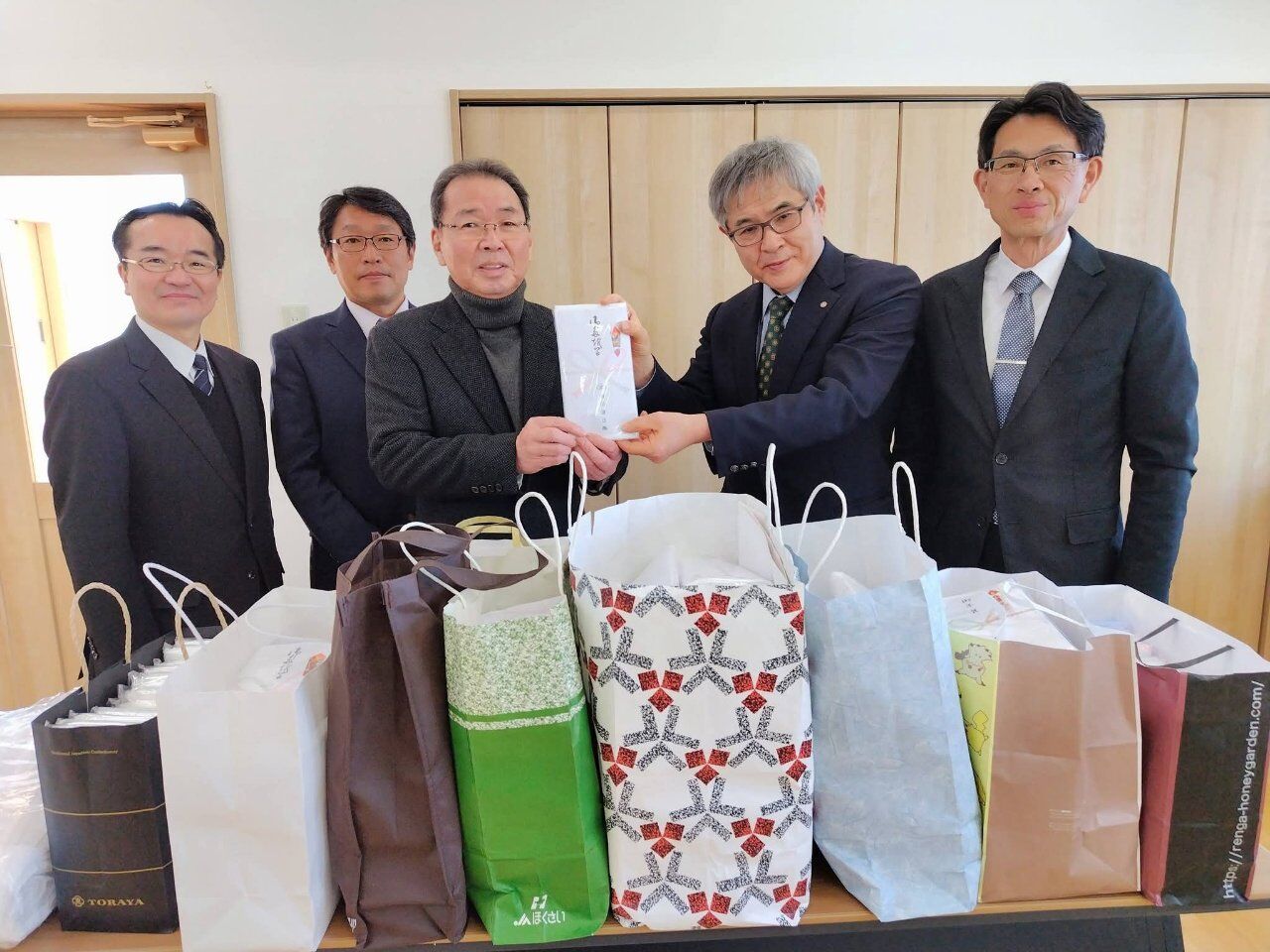 奉仕活動としてタオル寄贈