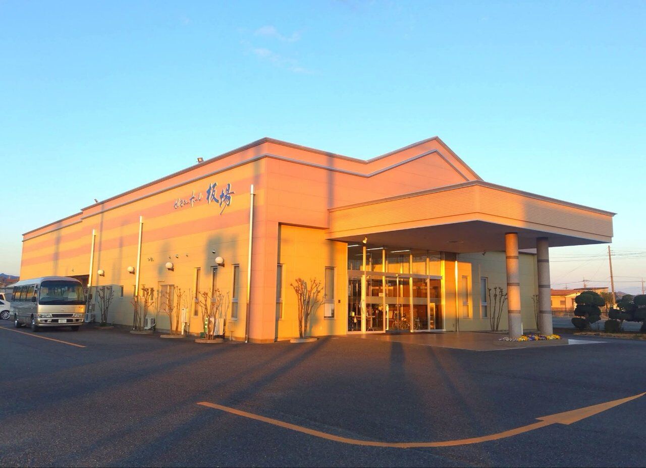 夕日に染まるセレモニーホール板場