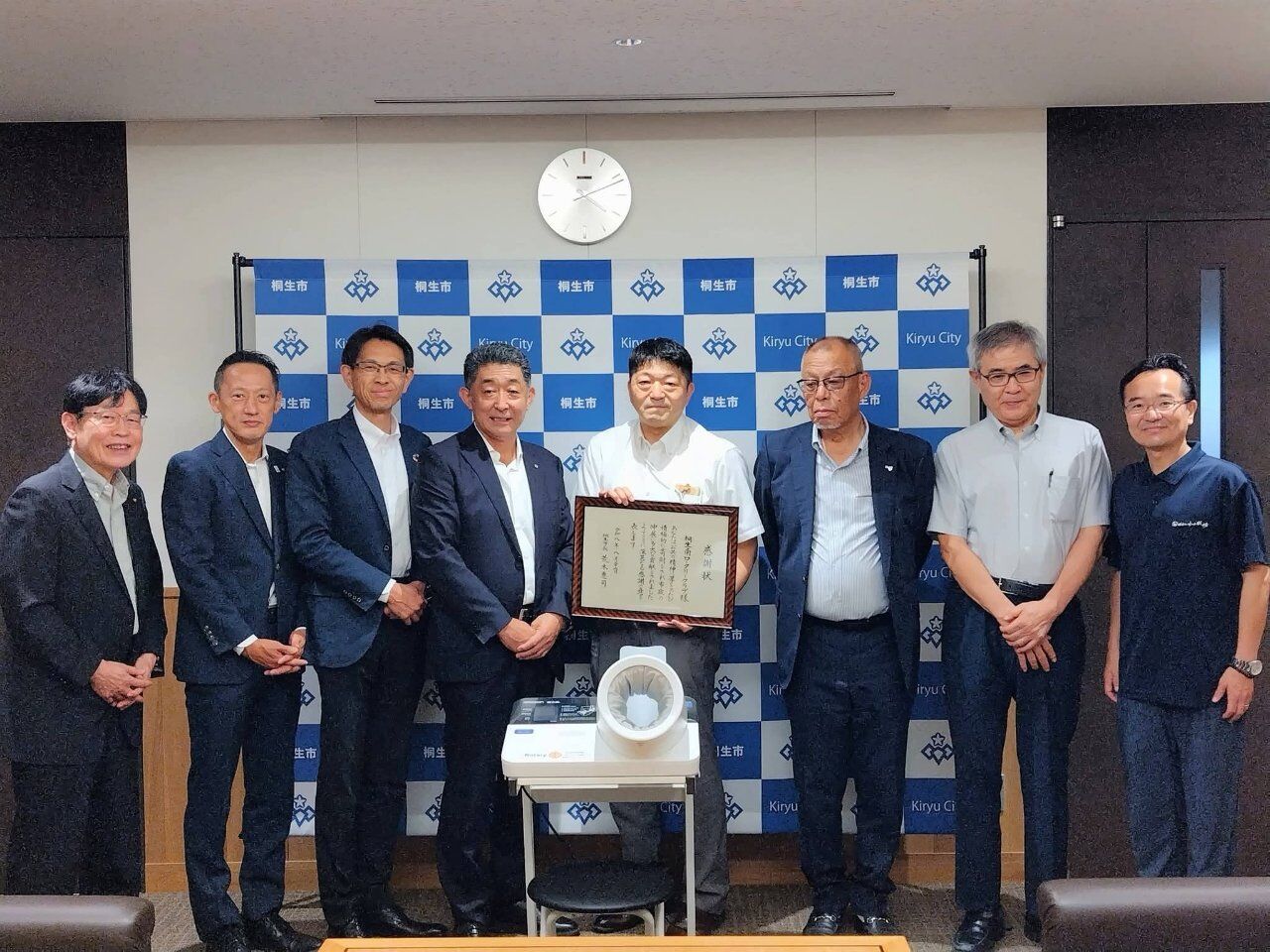 桐生市役所に自動血圧計セットを寄贈